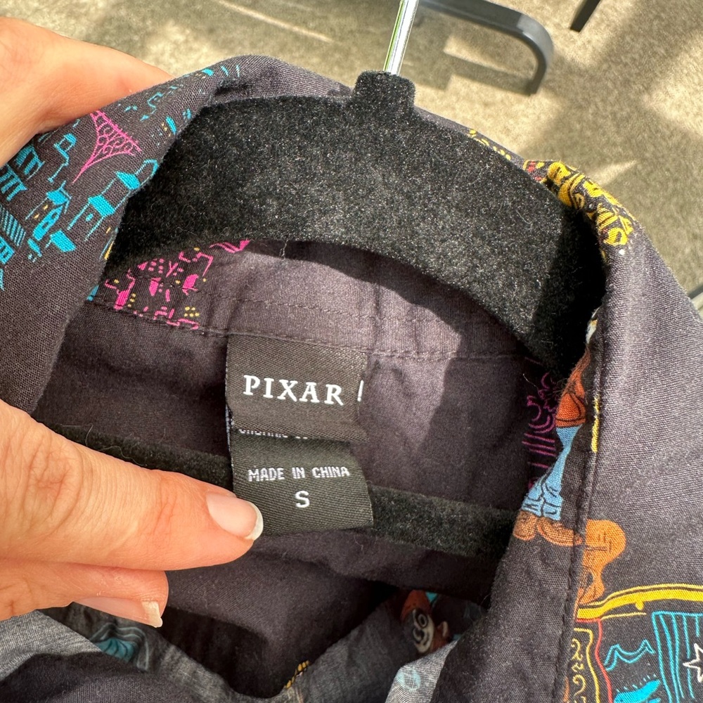 Black Disney Pixar Short-Sleeve Casual Button-Down Shirt Coco Print - Picture 3 of 4